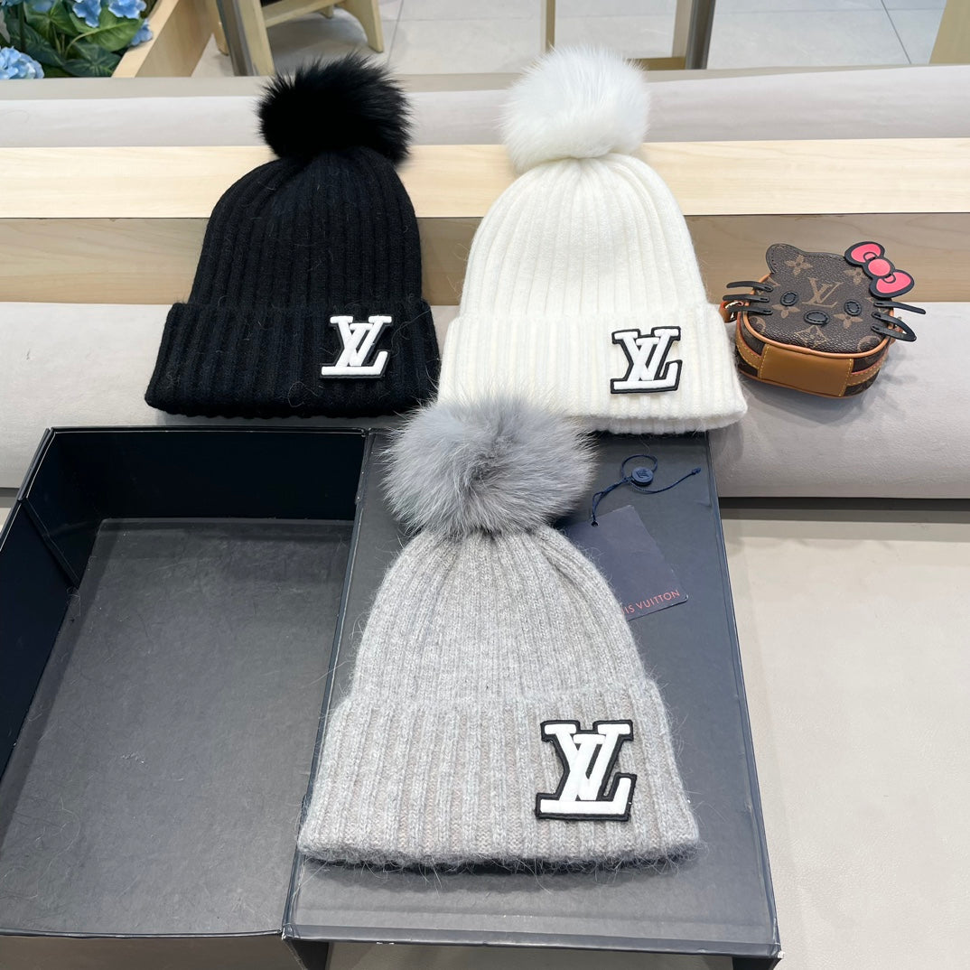 LOUIS VUITTON KNITTED BEANIE HAT IN WHITE WOOL 413368