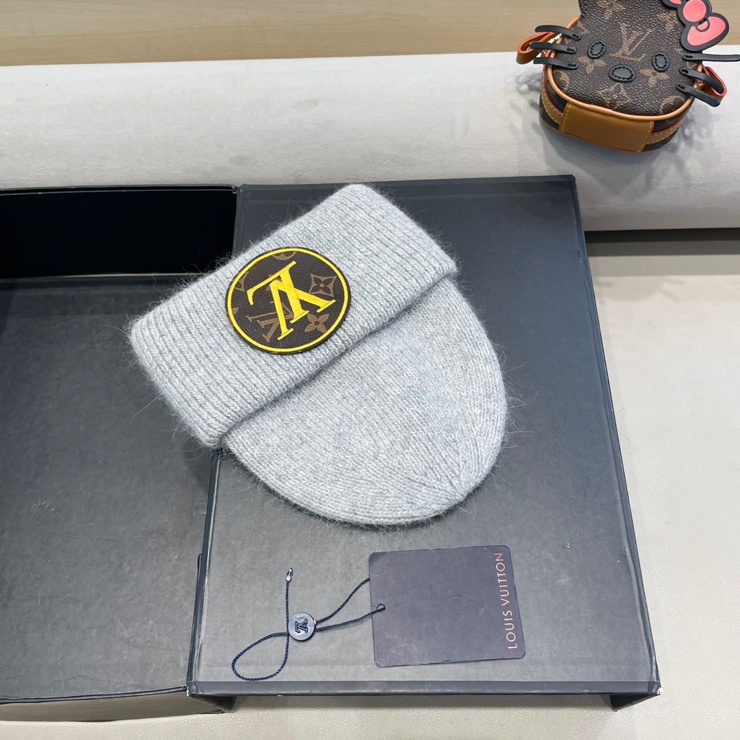 LOUIS VUITTON KNITTED BEANIE HAT IN LIGHT GRAY WOOL AND RABBIT FUR 417755
