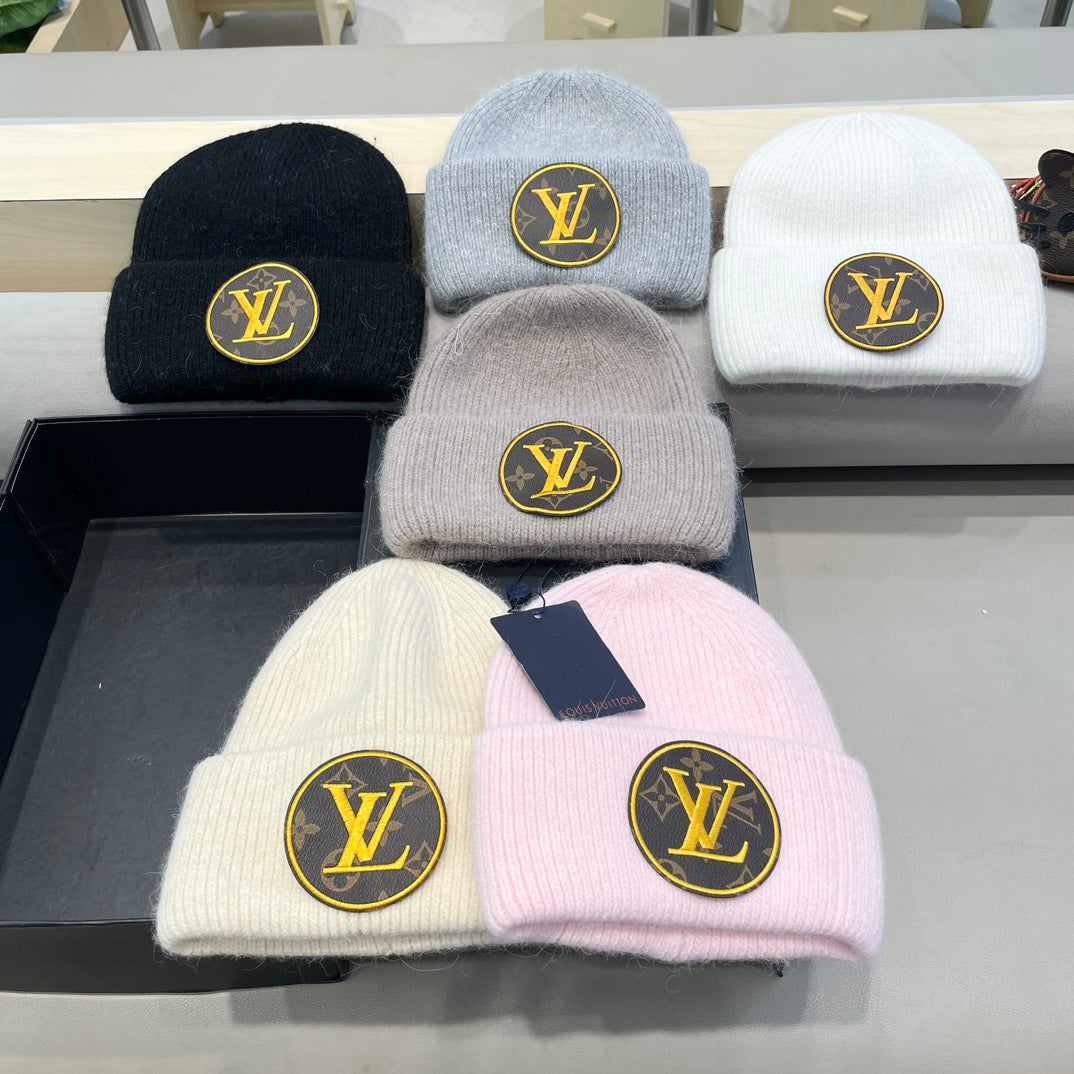 LOUIS VUITTON KNITTED BEANIE HAT IN PASTEL PINK WOOL AND RABBIT FUR 417757