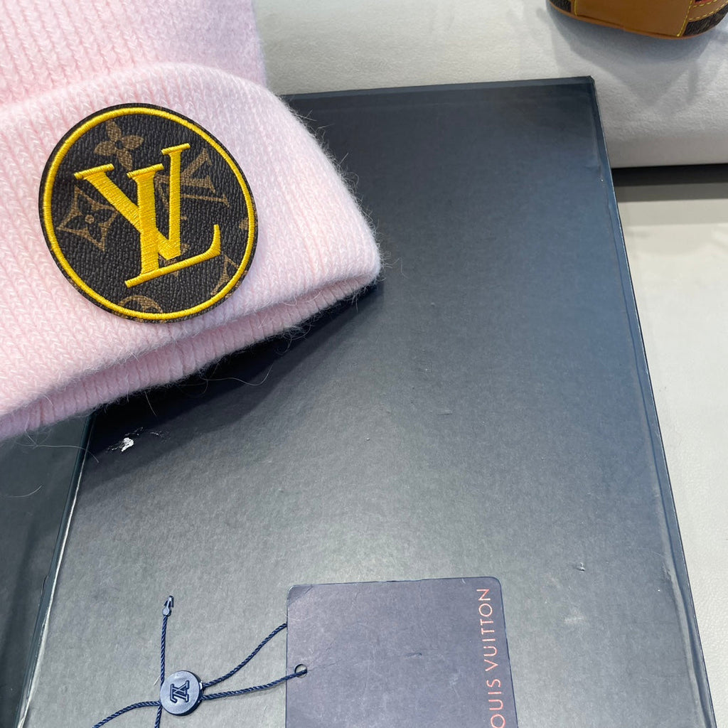 LOUIS VUITTON KNITTED BEANIE HAT IN PASTEL PINK WOOL AND RABBIT FUR 417757