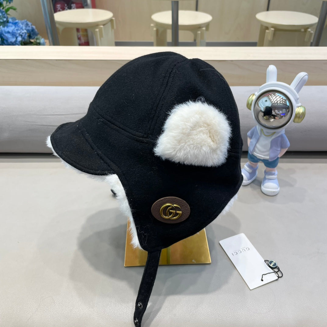 GUCCI TRAPPER HAT IN BLACK SUEDE AND FLEECE 417777