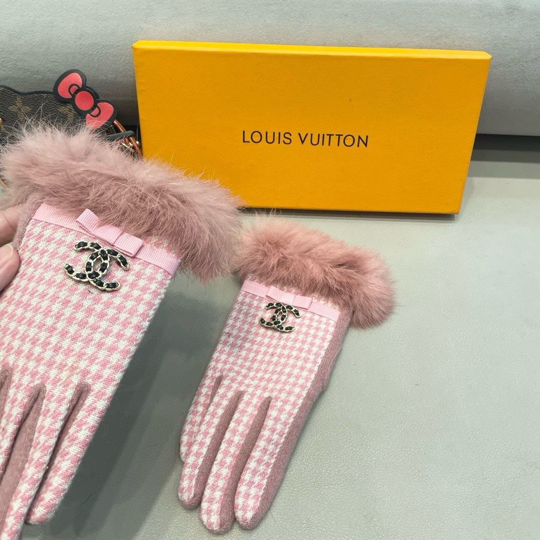 CHANEL GLOVES IN PASTEL PINK MIX WHITE WOOL AND RABBIT FUR 417181