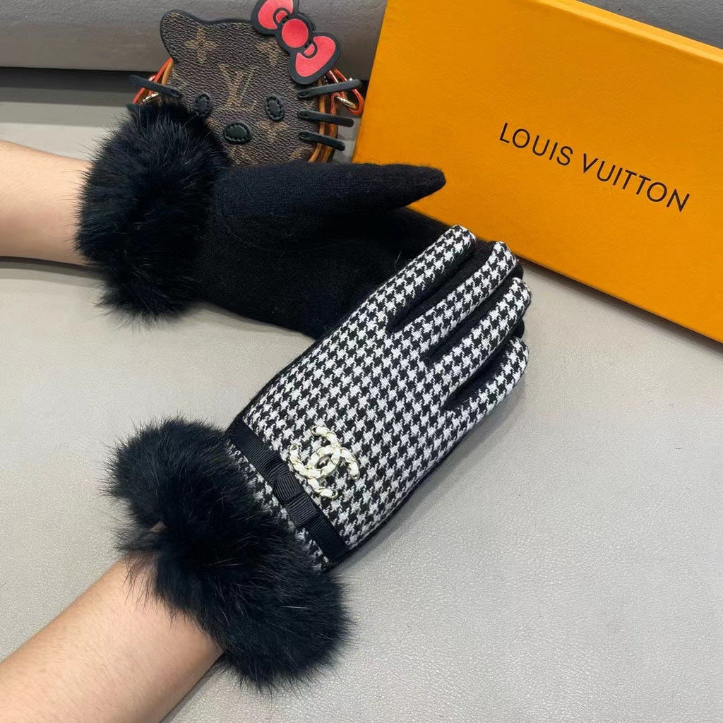 CHANEL GLOVES IN BLACK MIX WHITE WOOL AND RABBIT FUR 417182