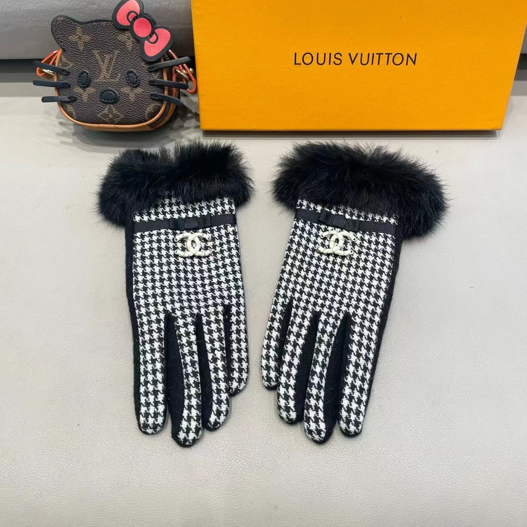 CHANEL GLOVES IN BLACK MIX WHITE WOOL AND RABBIT FUR 417182