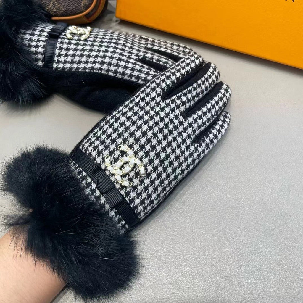 CHANEL GLOVES IN BLACK MIX WHITE WOOL AND RABBIT FUR 417182