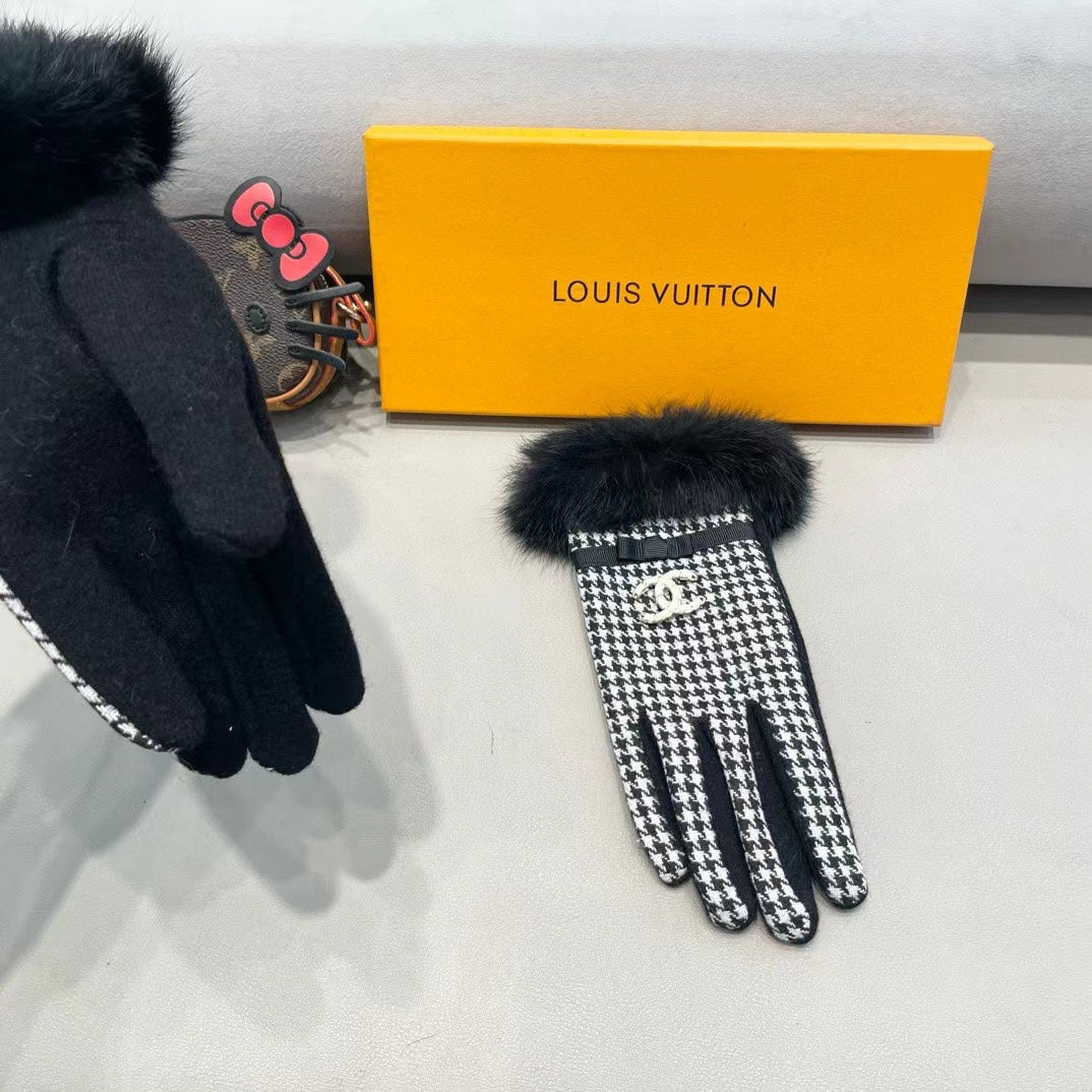 CHANEL GLOVES IN BLACK MIX WHITE WOOL AND RABBIT FUR 417182