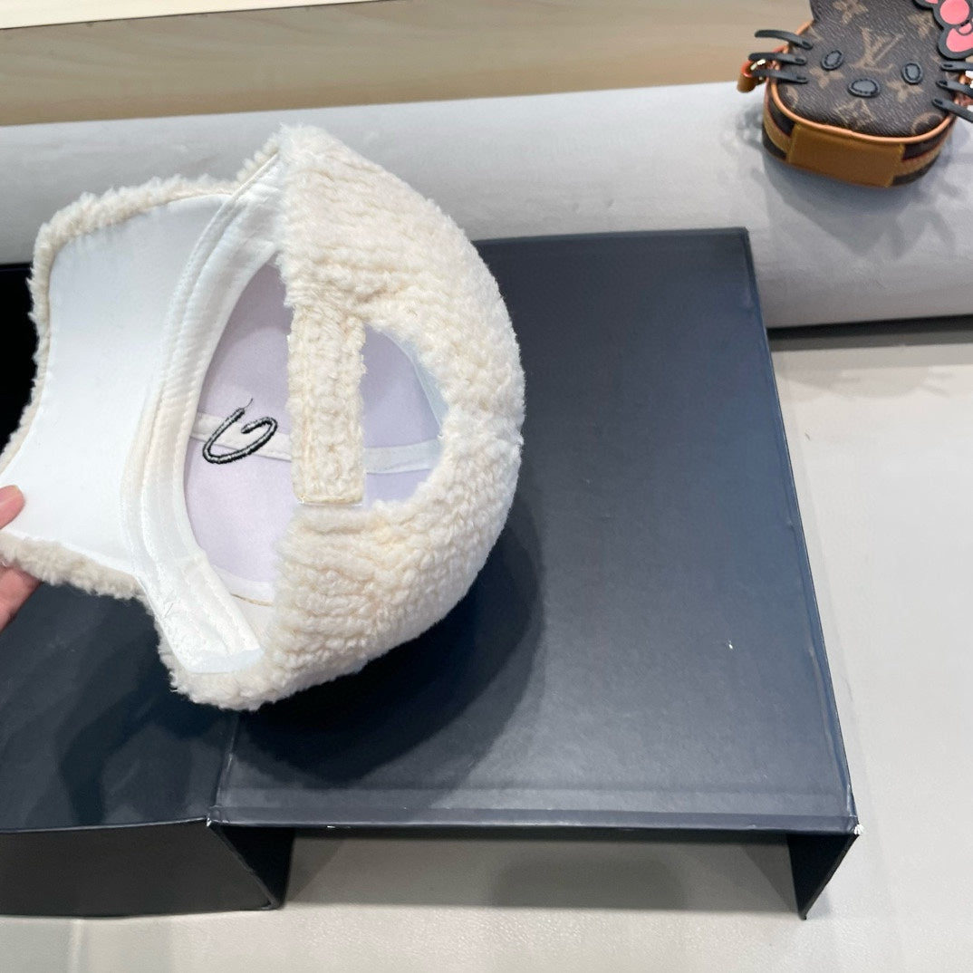 LOUIS VUITTON BASEBALL CAP IN WHITE WOOL 421243