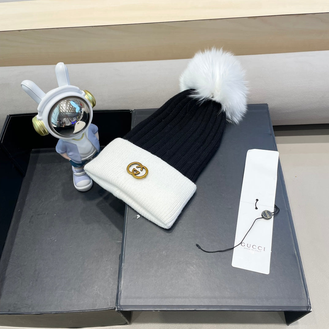 GUCCI BEANIE HAT IN BLACK MIX WHITE WOOL AND FOX FUR 422524