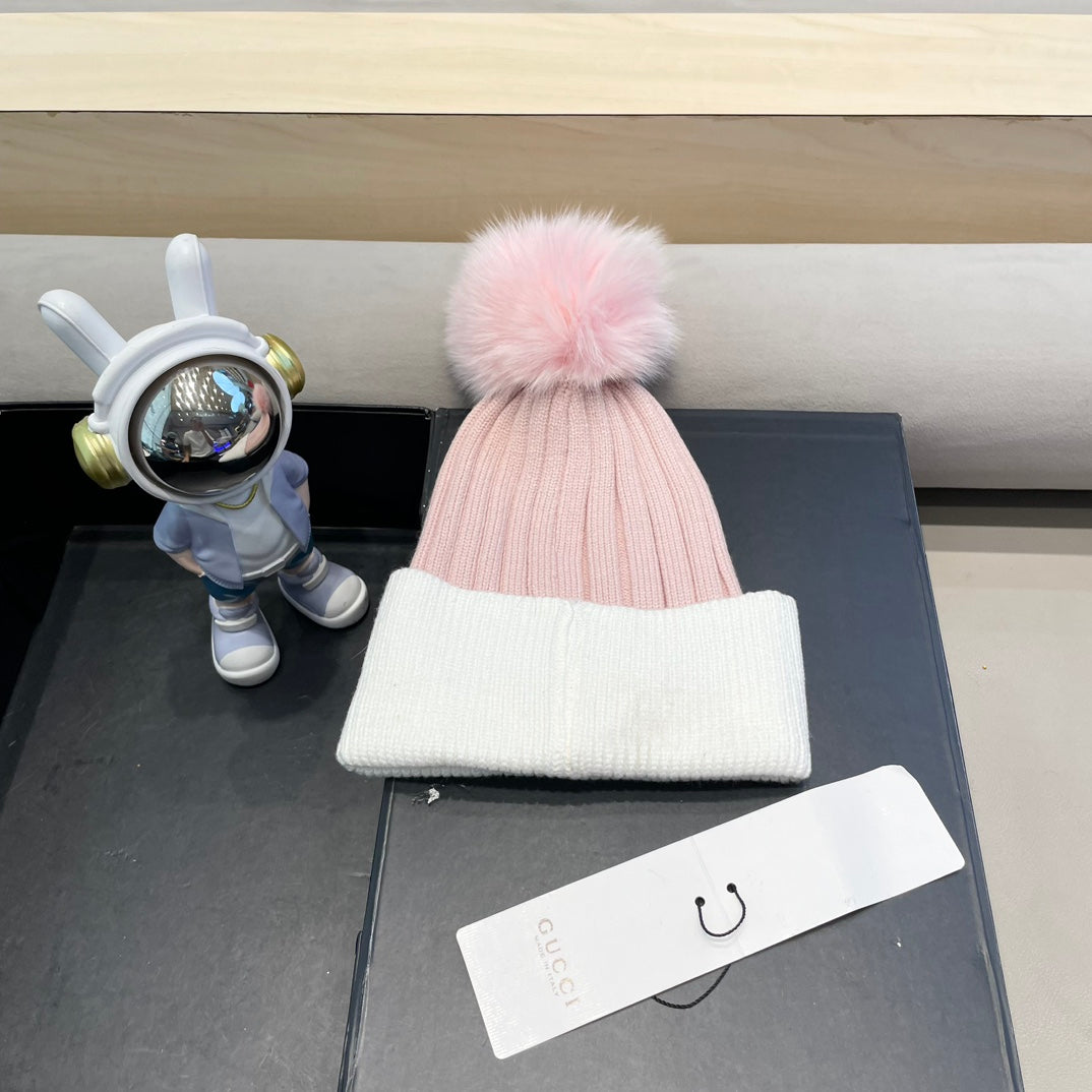 GUCCI BEANIE HAT IN LIGHT PINK MIX WHITE WOOL AND FOX FUR 422503