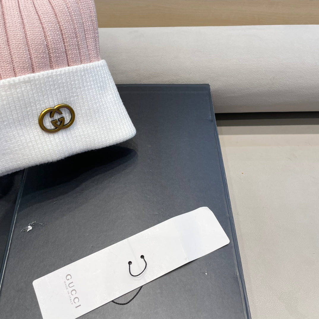GUCCI BEANIE HAT IN LIGHT PINK MIX WHITE WOOL AND FOX FUR 422503