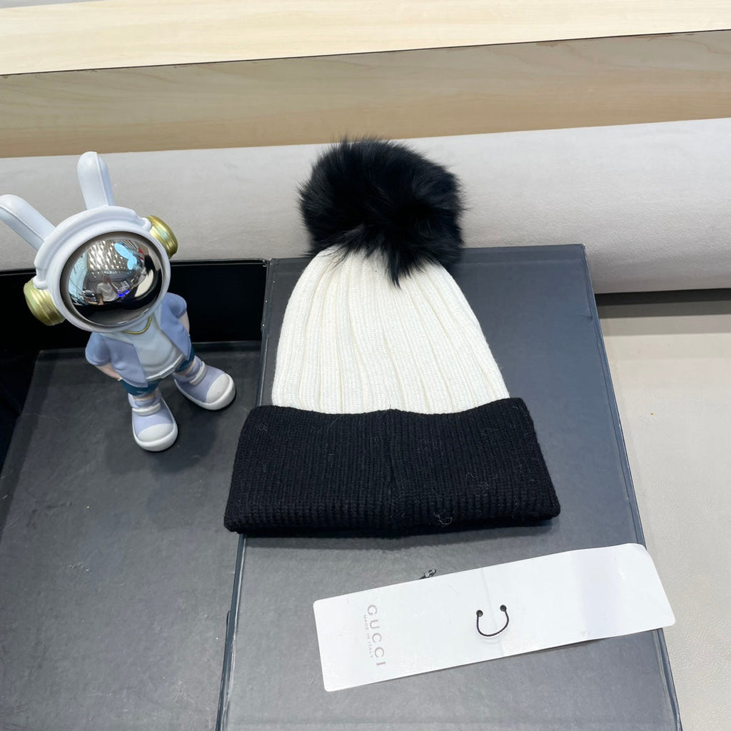 GUCCI BEANIE HAT IN BLACK MIX WHITE WOOL AND FOX FUR 422504
