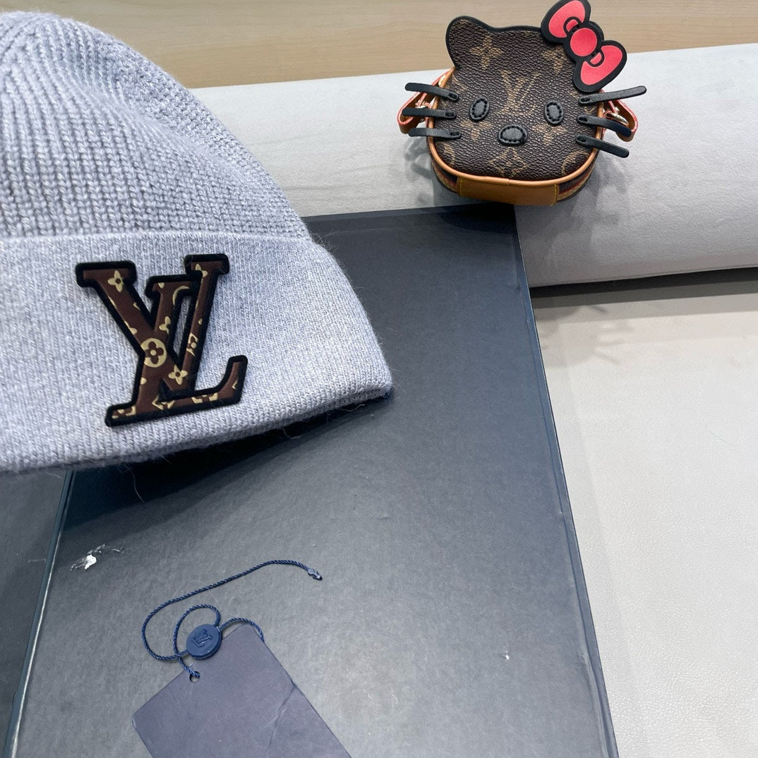 LOUIS VUITTON KNITTED BEANIE HAT IN GRAY FLEECE AND WOOL 426206