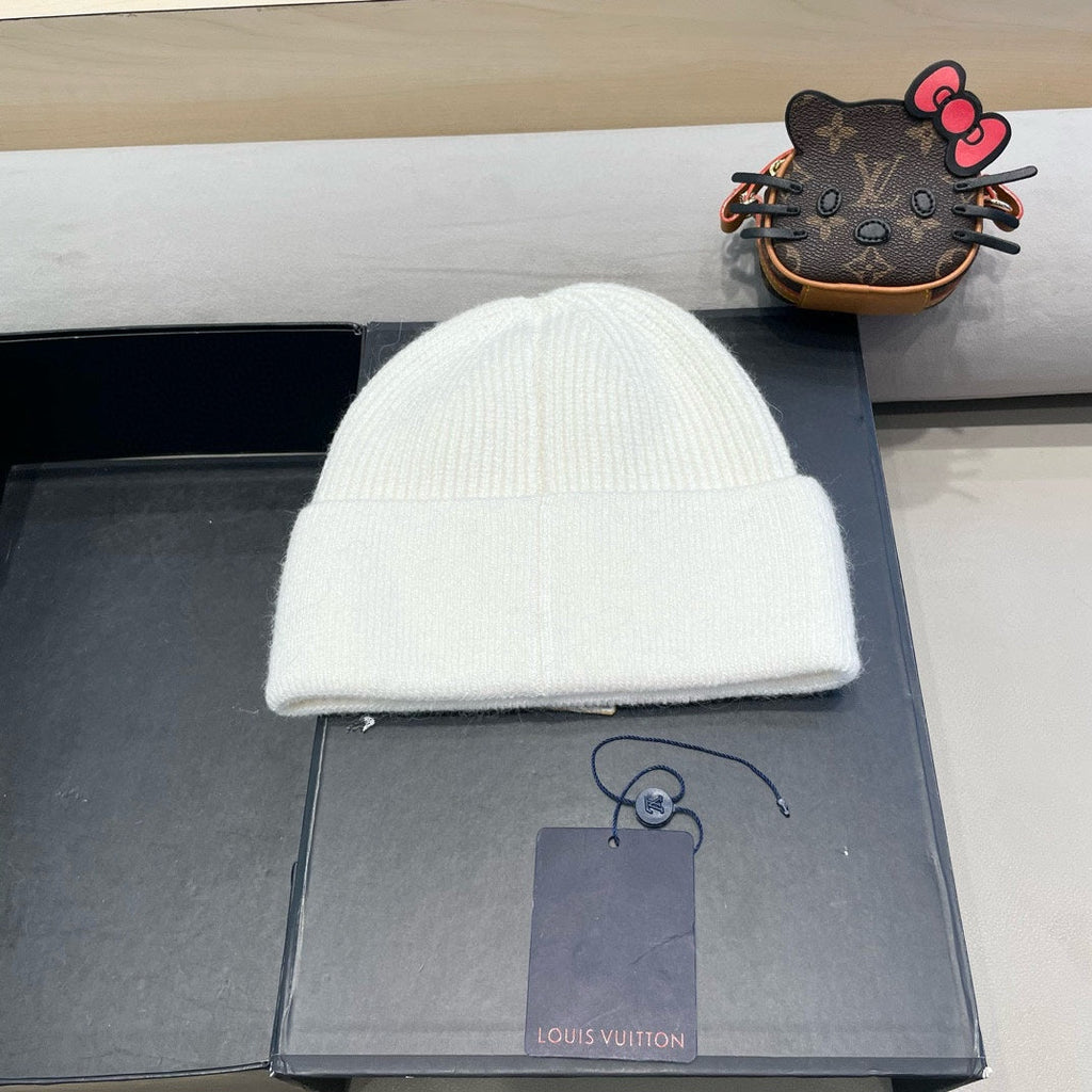 LOUIS VUITTON KNITTED BEANIE HAT IN WHITE FLEECE AND WOOL 426209