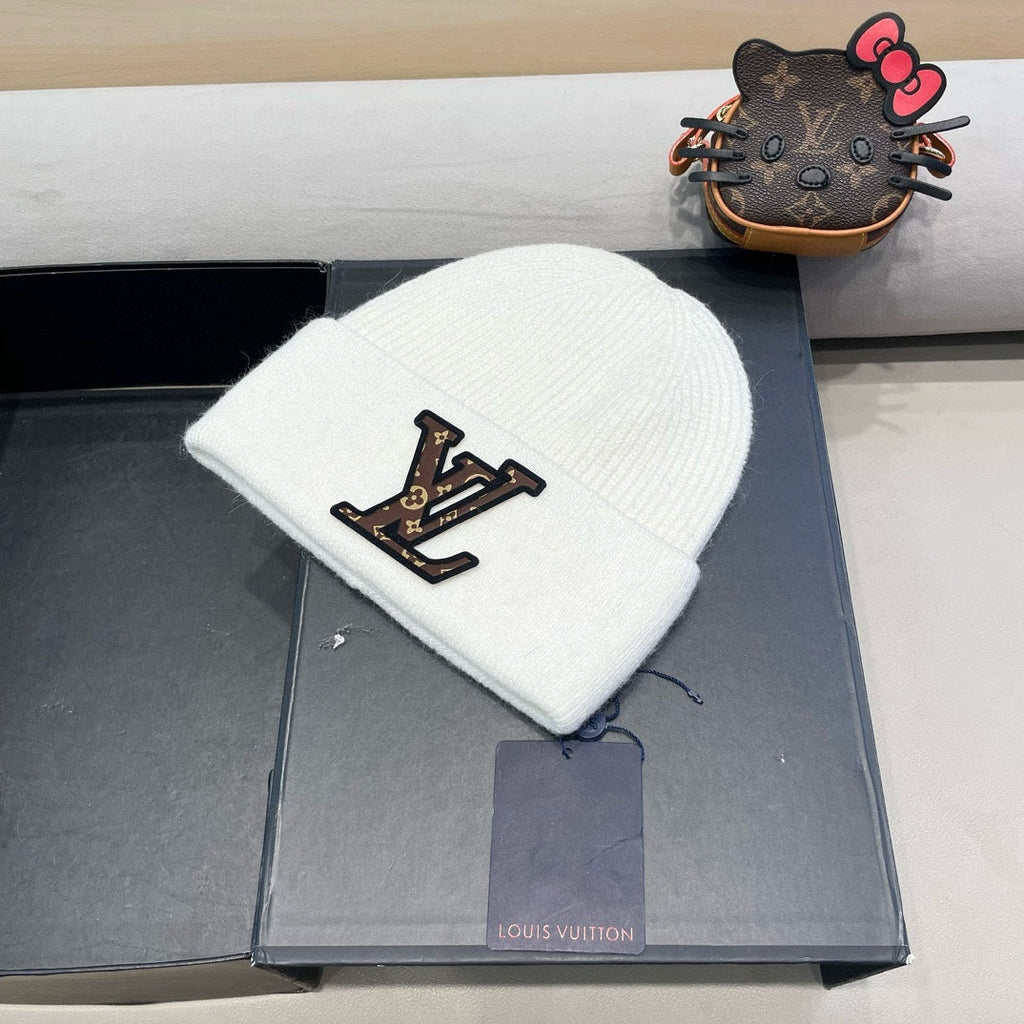 LOUIS VUITTON KNITTED BEANIE HAT IN WHITE FLEECE AND WOOL 426209