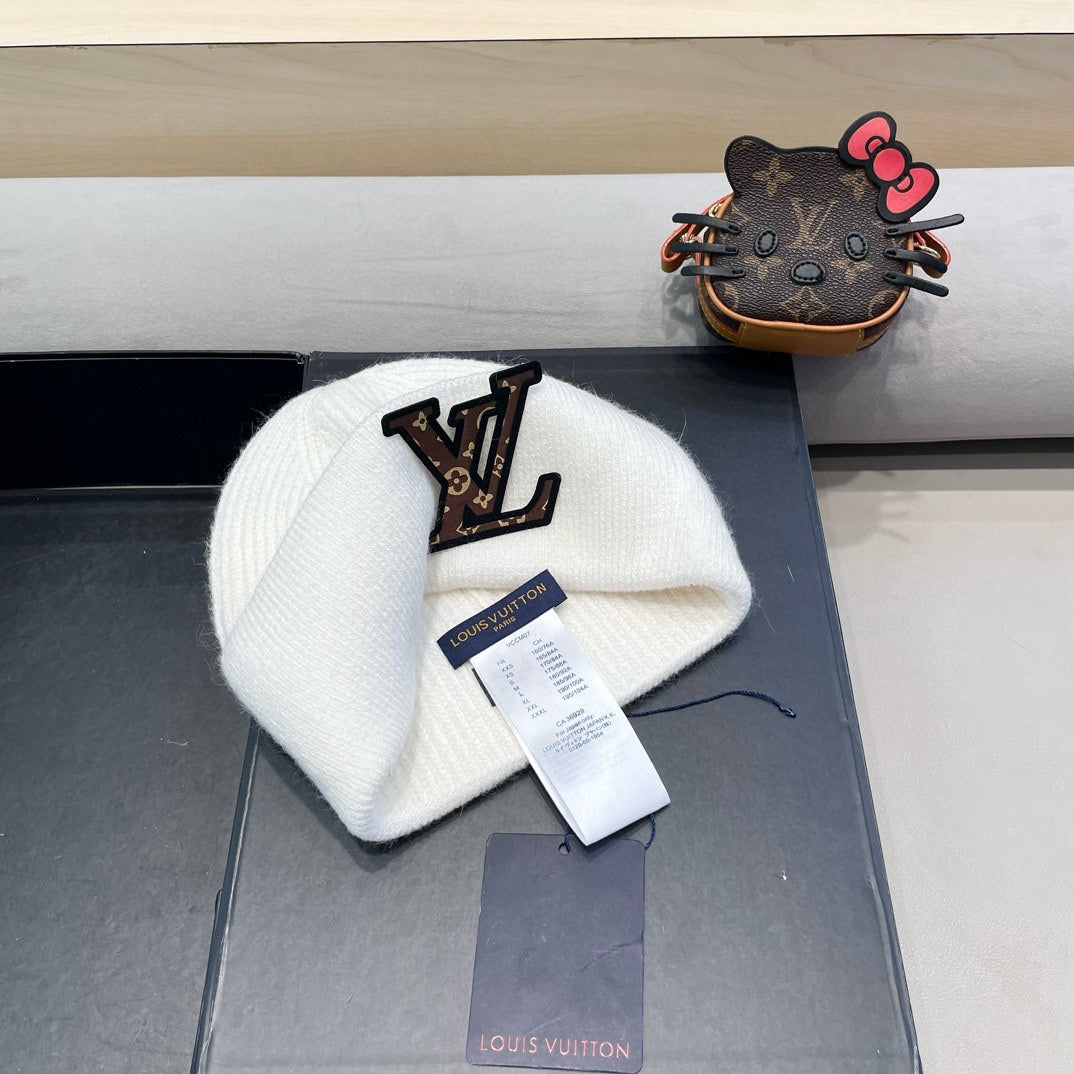 LOUIS VUITTON KNITTED BEANIE HAT IN WHITE FLEECE AND WOOL 426209