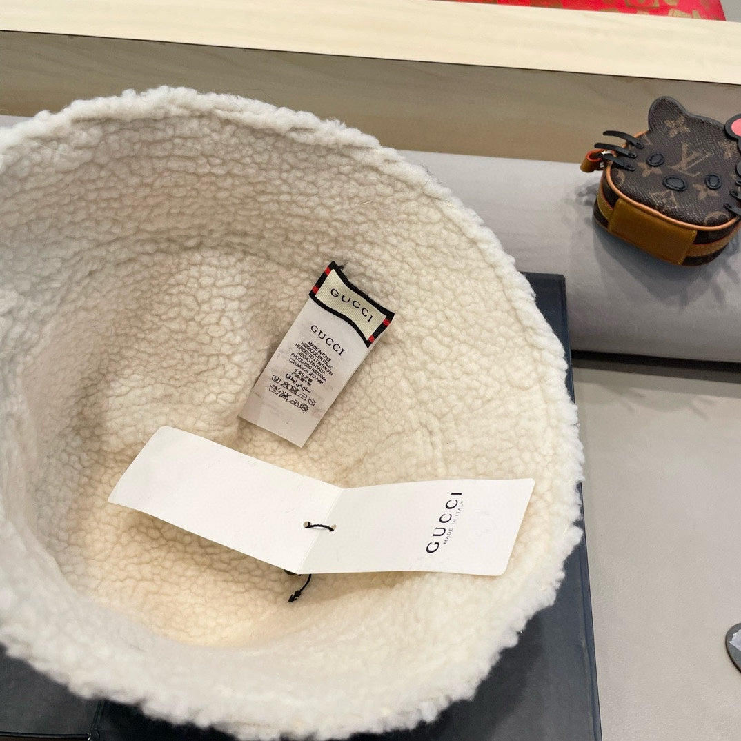 GUCCI BUCKET HAT IN BEIGE TAN LAMBSKIN AND WHITE FLEECE 426222