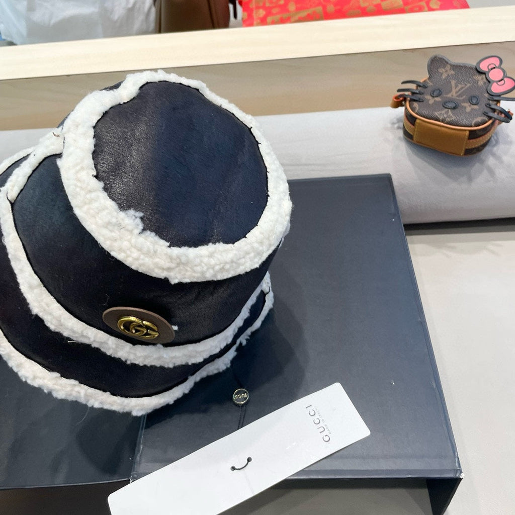 GUCCI BUCKET HAT IN BLACK LAMBSKIN AND WHITE FLEECE 426223
