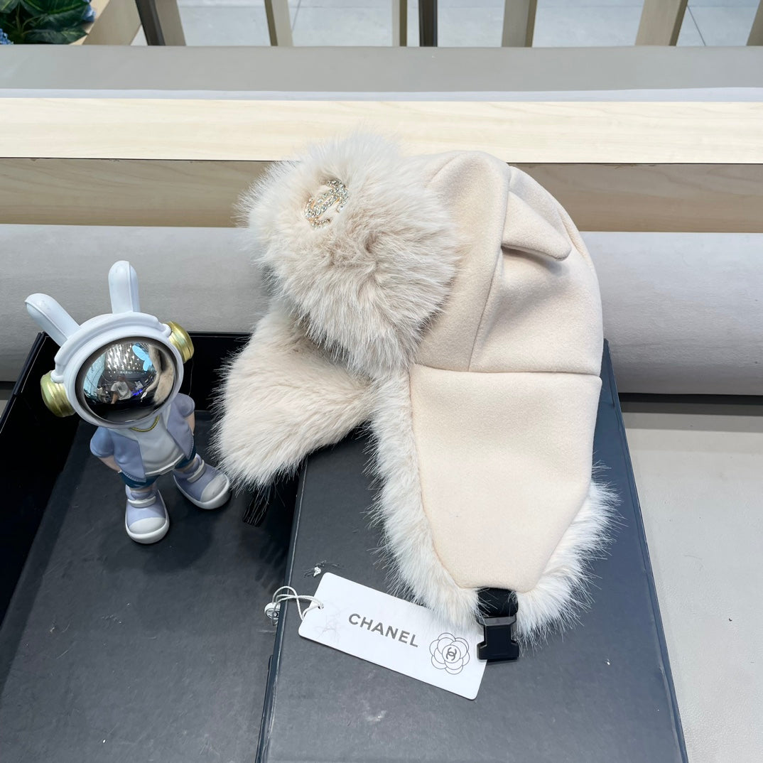 CHANEL TRAPPER HAT IN WHITE SUEDE AND LAMB FUR 429971