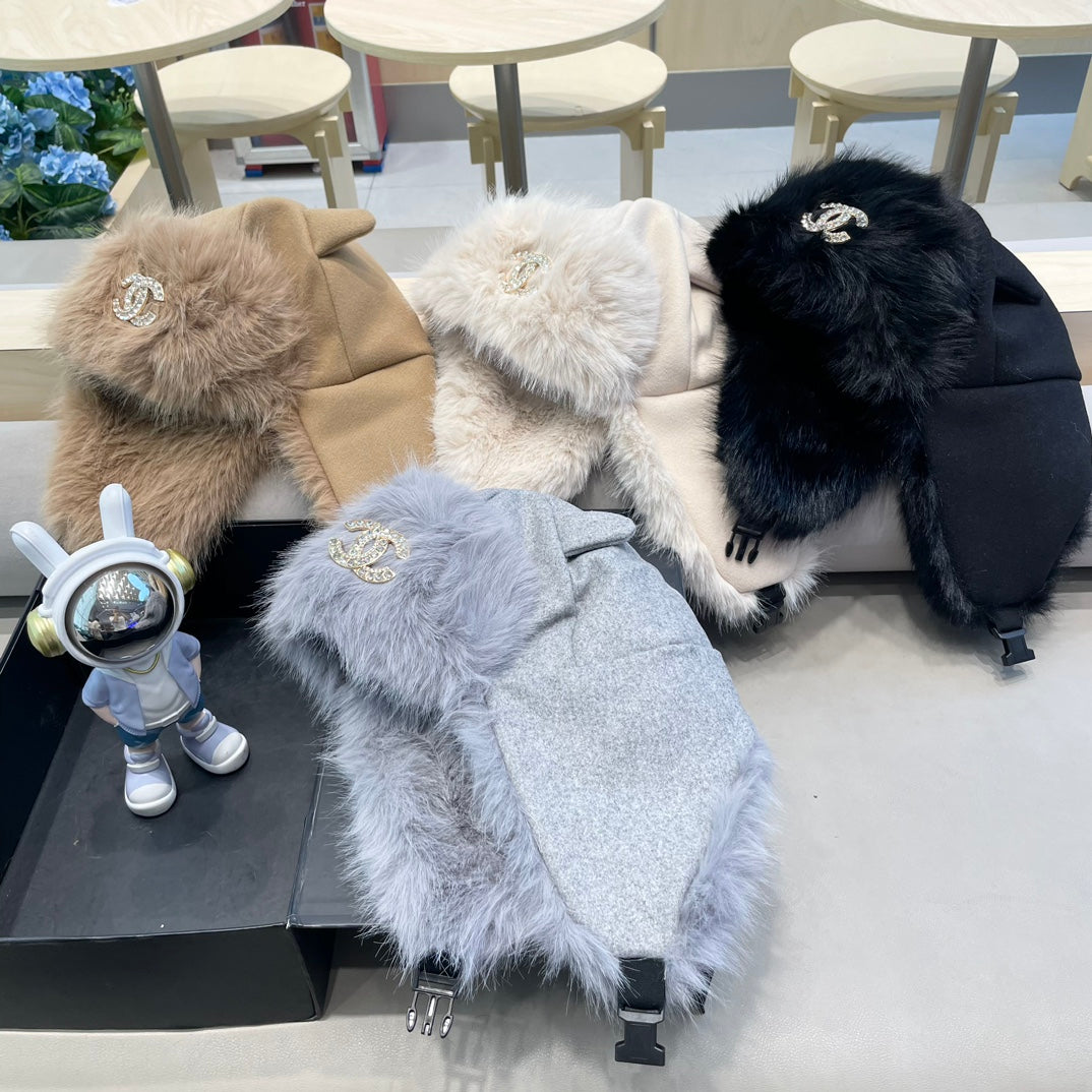 CHANEL TRAPPER HAT IN WHITE SUEDE AND LAMB FUR 429971