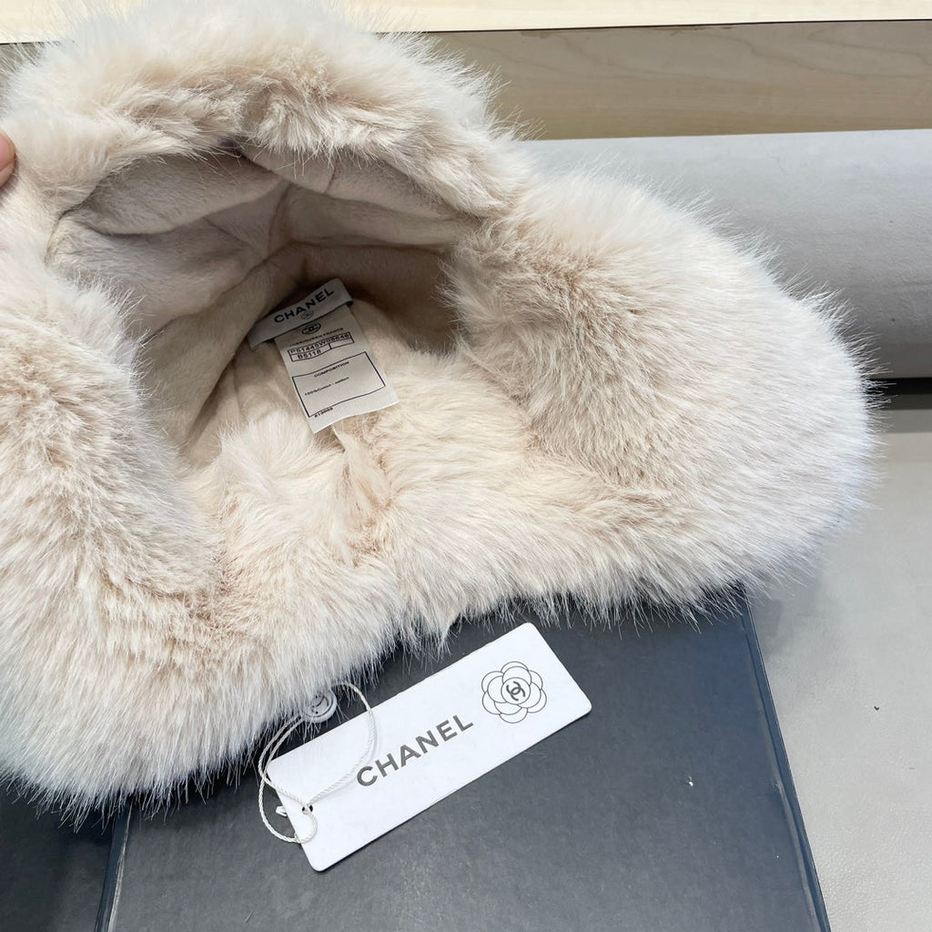 CHANEL TRAPPER HAT IN WHITE SUEDE AND LAMB FUR 429971