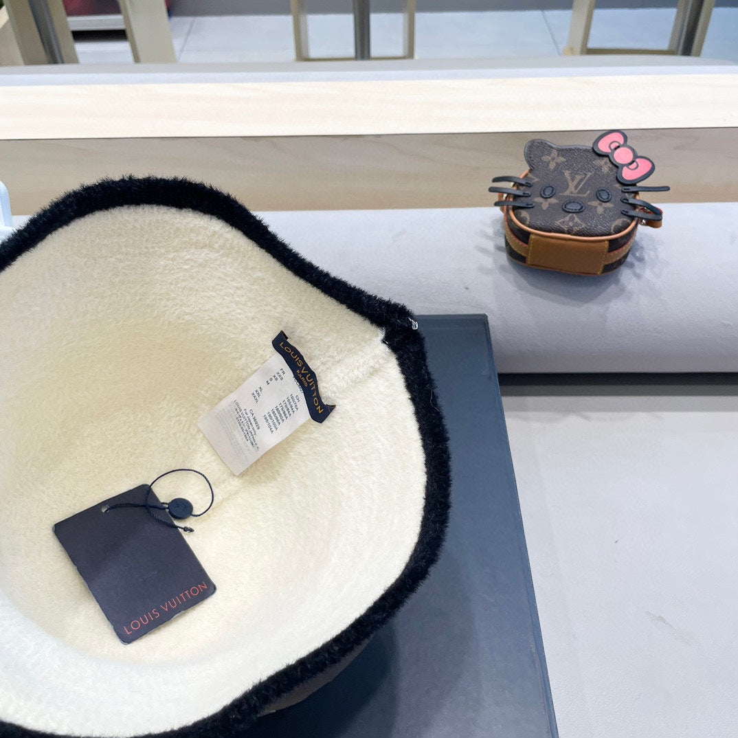 LOUIS VUITTON BUCKET HAT IN WHITE MIX BLACK LAMB FUR 431377