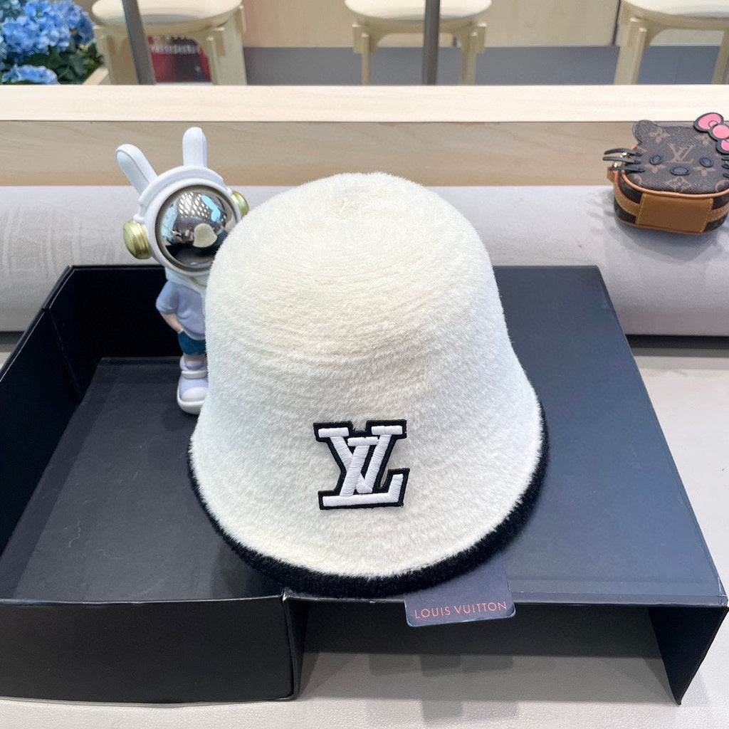 LOUIS VUITTON BUCKET HAT IN WHITE MIX BLACK LAMB FUR 431377
