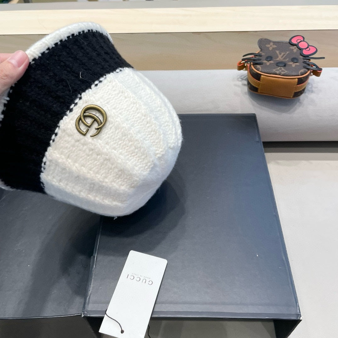 GUCCI KNIT BUCKET HAT IN WHITE MIX BLACK WOOL 431638