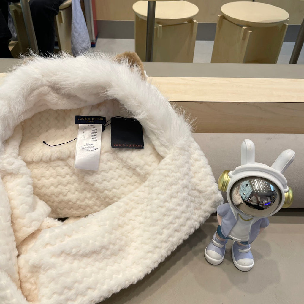 LOUIS VUITTON BEANIE HAT IN WHITE WOOL AND LAMB FUR 435076