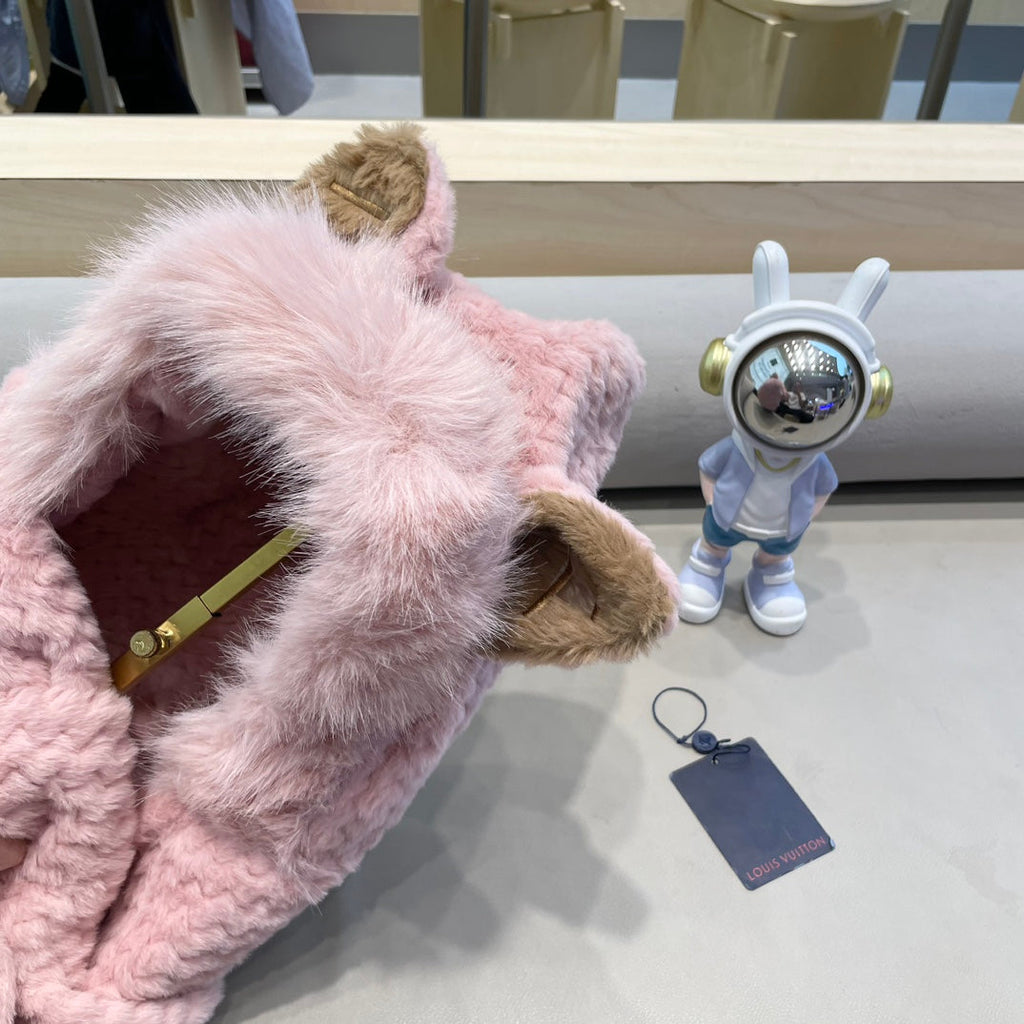 LOUIS VUITTON BEANIE HAT IN PASTEL PINK WOOL AND LAMB FUR 435072