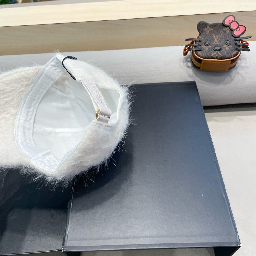 LOUIS VUITTON BASEBALL CAP IN WHITE RABBIT FUR 434935