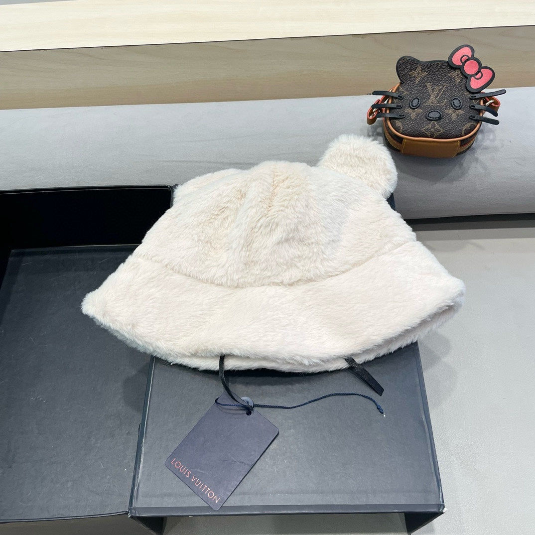 LOUIS VUITTON BUCKET HAT IN WHITE  WOOL AND LAMB FUR 434940