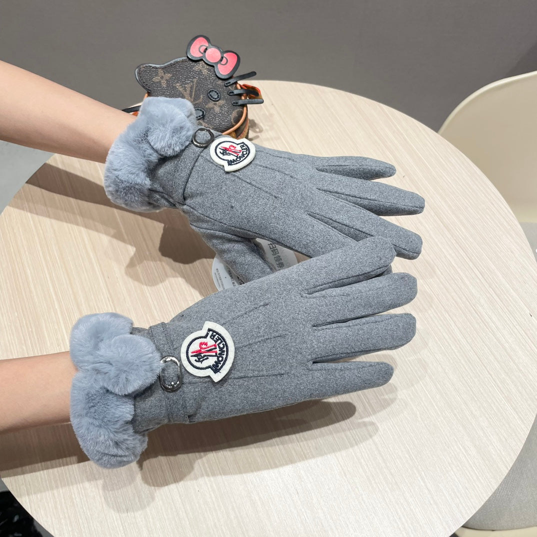 CHANEL GLOVES IN COOL GRAY WOOL WITH RABBIT FUR 439080