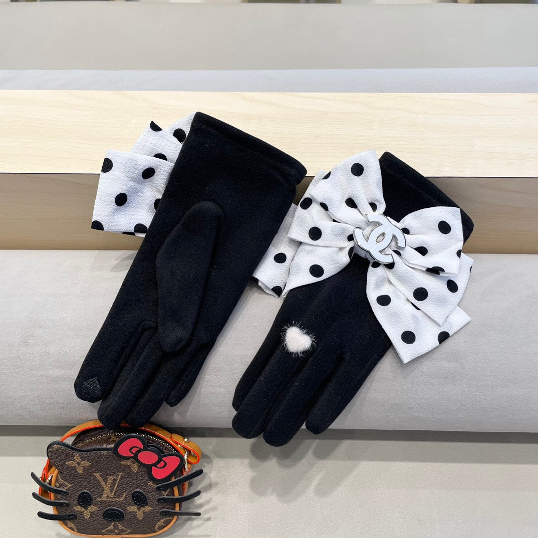 CHANEL GLOVES IN BLACK MIX WHITE WOOL 454572