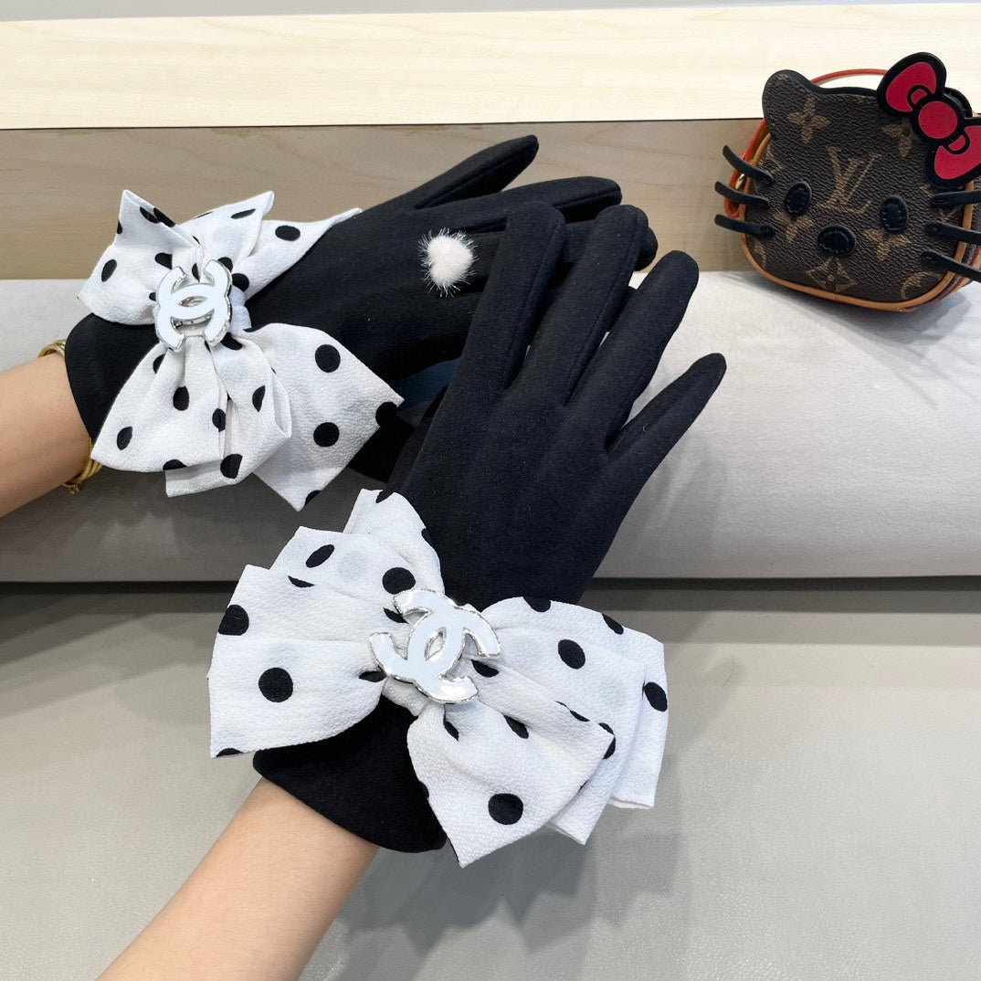 CHANEL GLOVES IN BLACK MIX WHITE WOOL 454572
