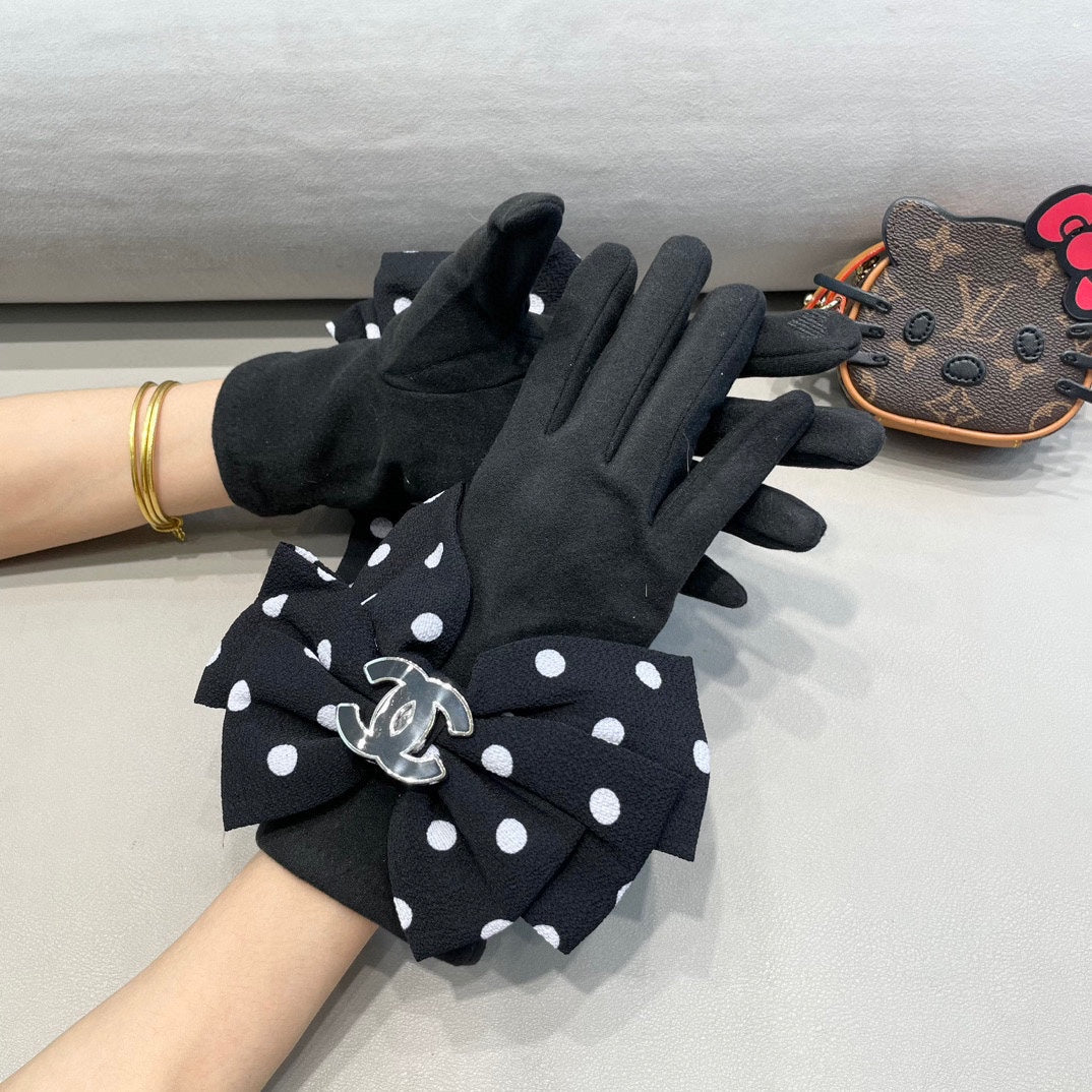 CHANEL GLOVES IN BLACK MIX WHITE WOOL 454573