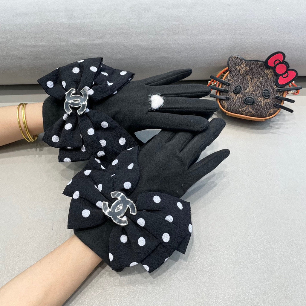 CHANEL GLOVES IN BLACK MIX WHITE WOOL 454573
