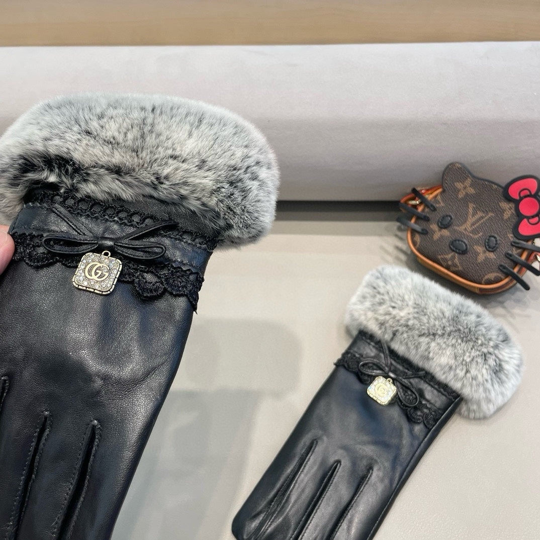 GUCCI TOUCHSCREEN GLOVES IN BLACK LAMBSKIN AND MINK FUR 460071