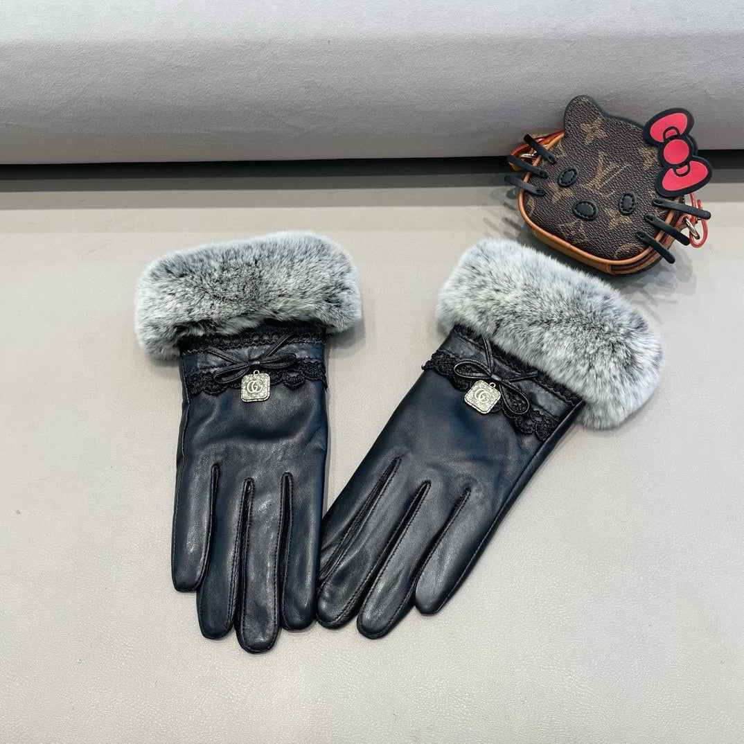 GUCCI TOUCHSCREEN GLOVES IN BLACK LAMBSKIN AND MINK FUR 460071