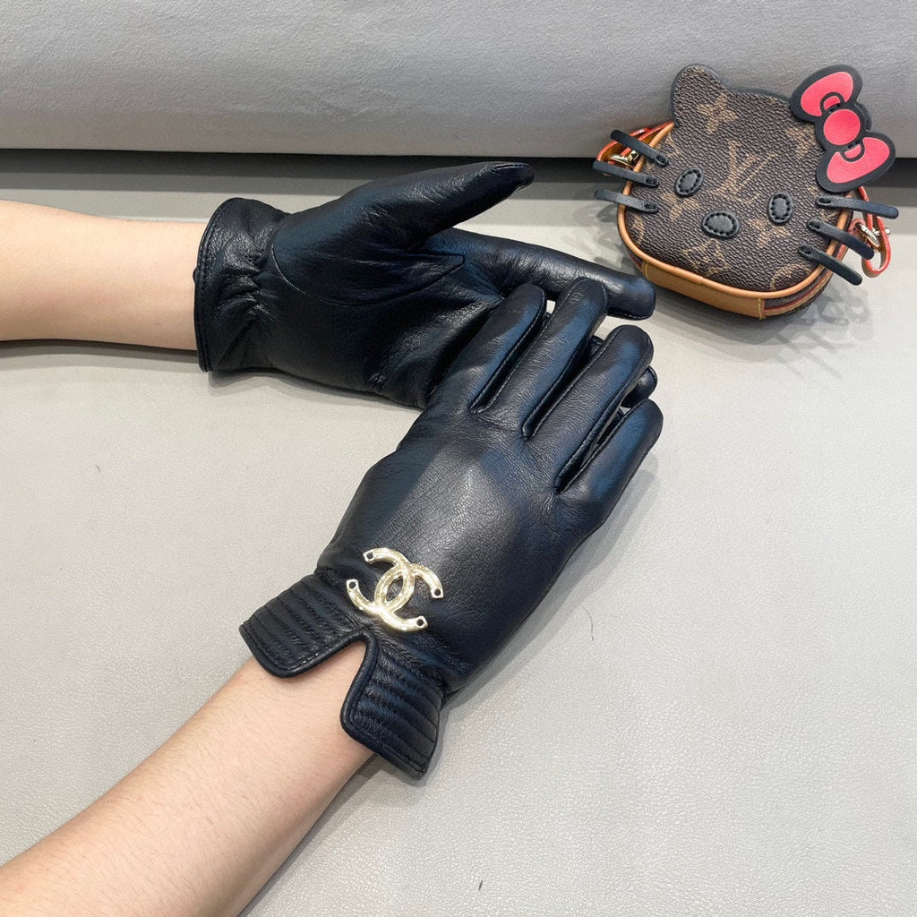 CHANEL GLOVES IN BLACK LAMBSKIN WITH GOLD LOGO 462414