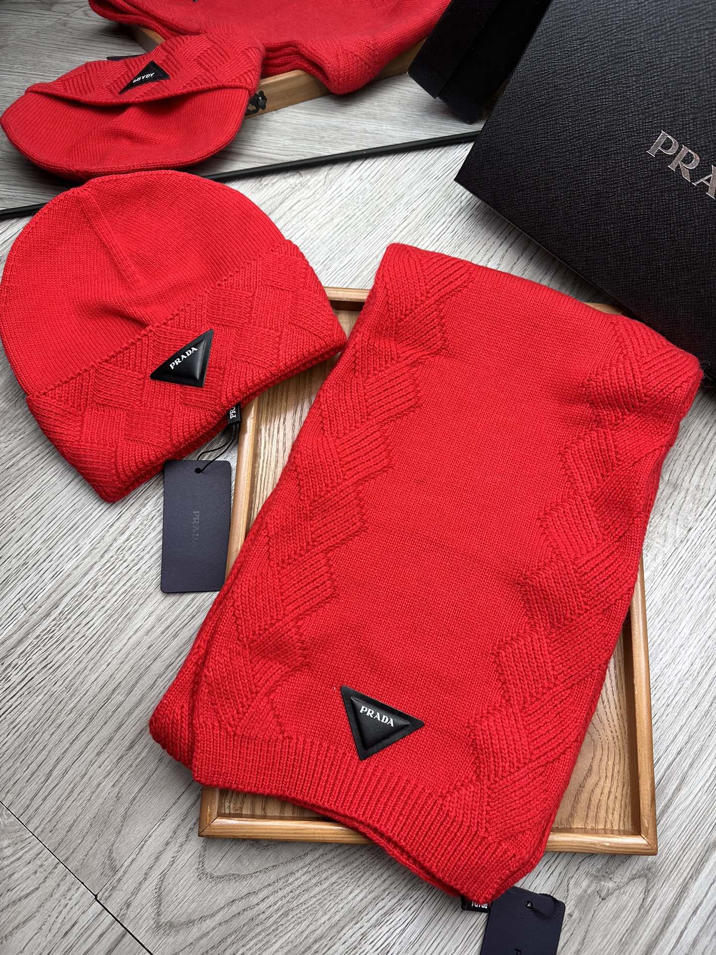 PRADA SET SCARF AND HAT IN CHERRY RED WOOL AND RABBIT FUR 397409