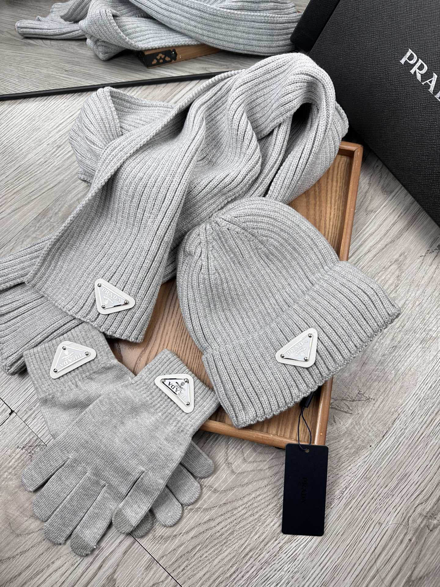 PRADA THREE-PIECES SET IN PALE GRAY WOOL AND ACRYLIC 406556