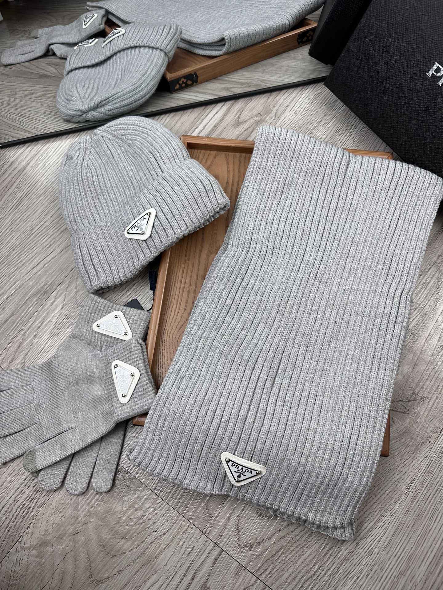PRADA THREE-PIECES SET IN PALE GRAY WOOL AND ACRYLIC 406556