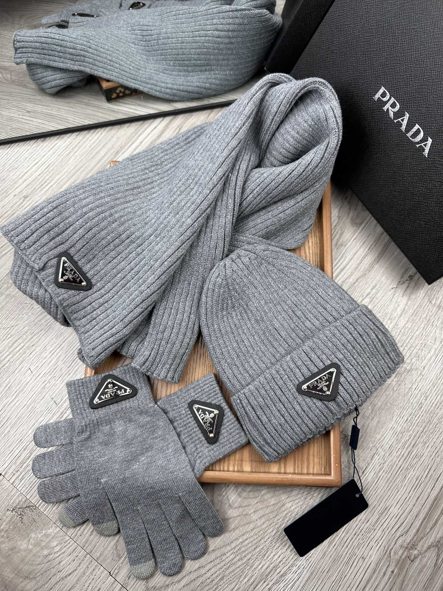 PRADA THREE-PIECES SET IN SMOKE GRAY WOOL AND ACRYLIC 406559