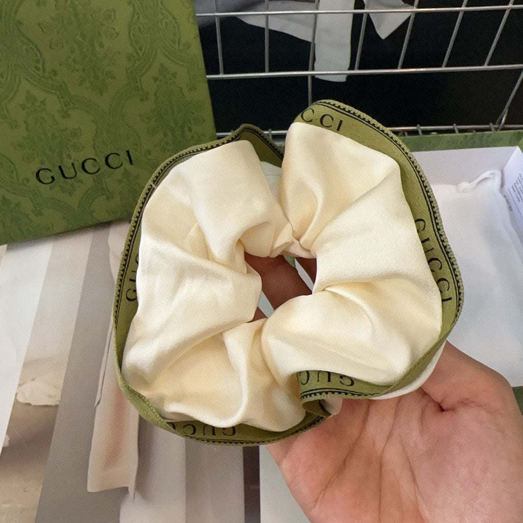 GUCCI SCRUNCHIE IN CREAM AND GREEN TRIM SILK 432903
