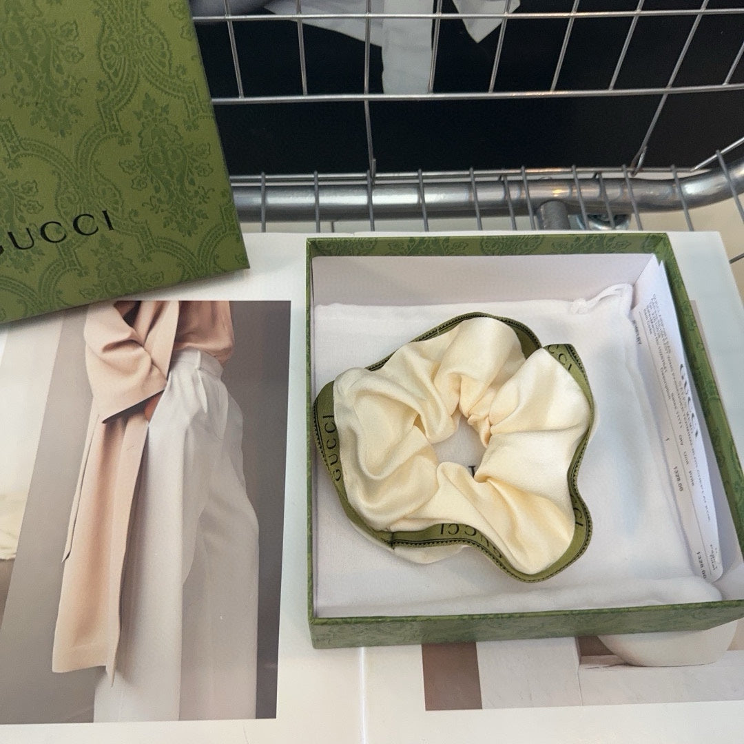 GUCCI SCRUNCHIE IN CREAM AND GREEN TRIM SILK 432903
