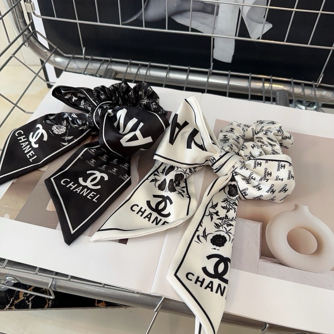 CHANEL WHITE WRINKLED SILK SCRUNCHIE 432868