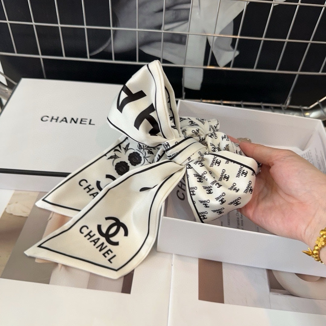 CHANEL WHITE WRINKLED SILK SCRUNCHIE 432868
