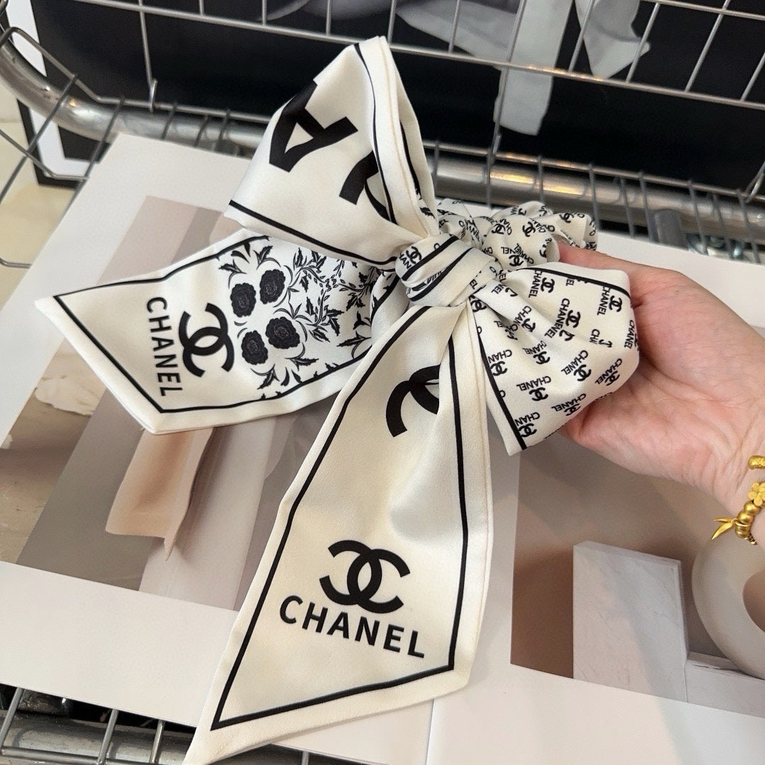 CHANEL WHITE WRINKLED SILK SCRUNCHIE 432868