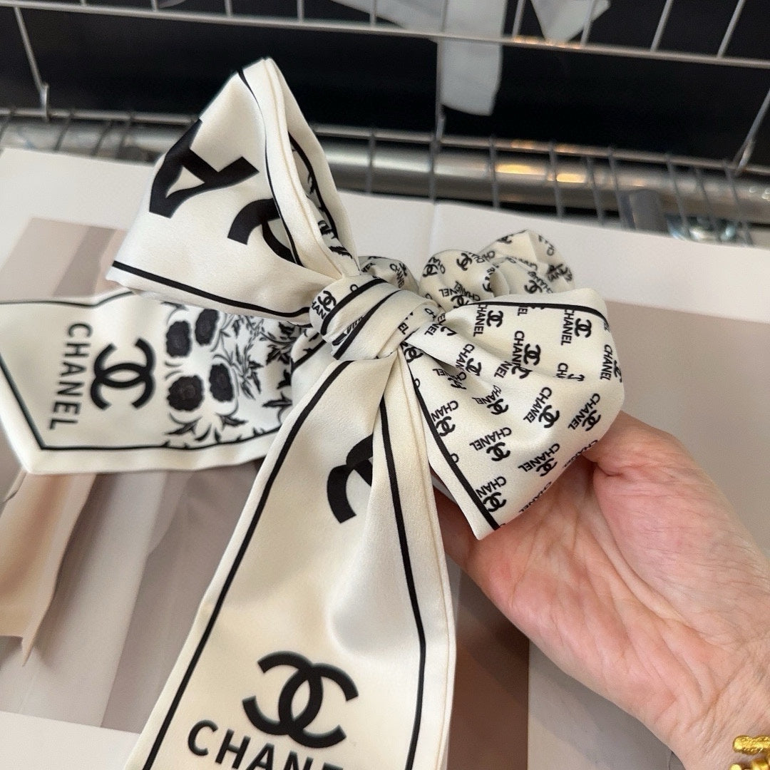 CHANEL WHITE WRINKLED SILK SCRUNCHIE 432868