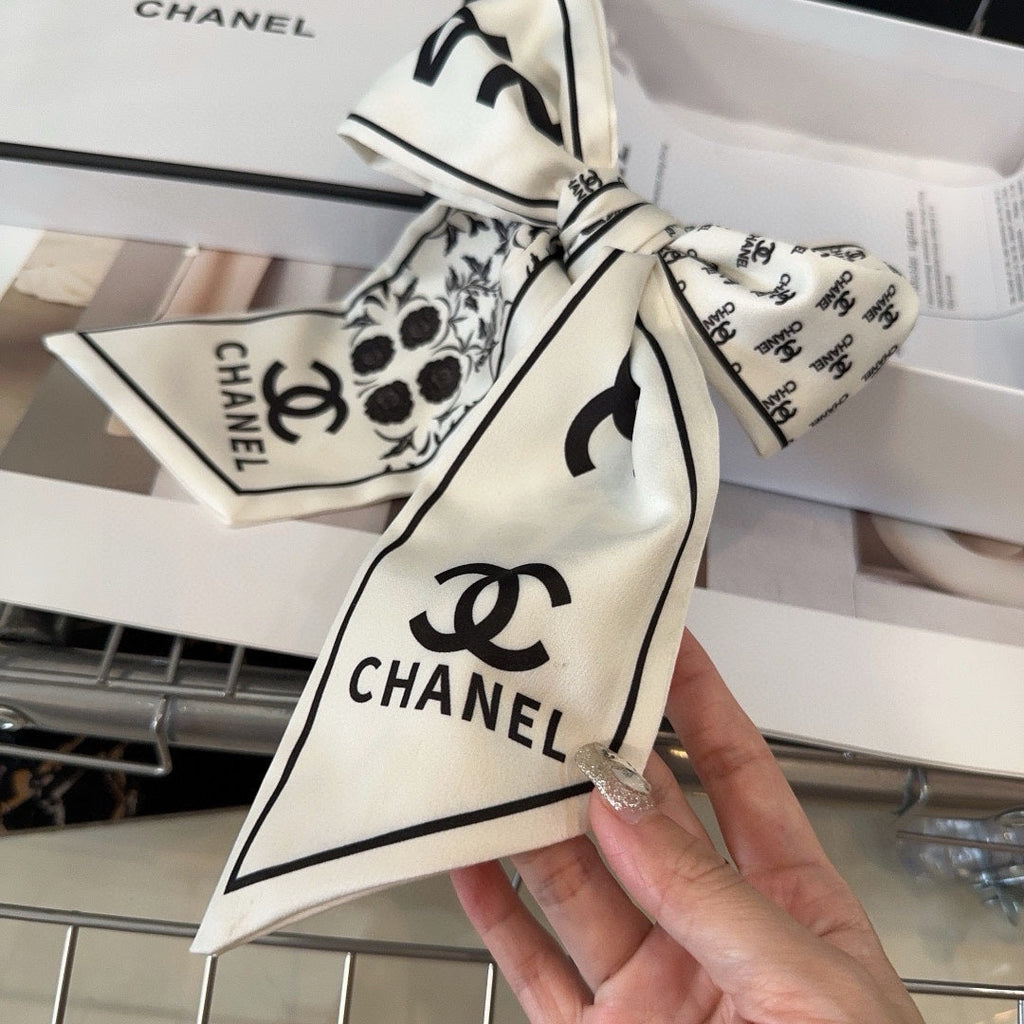 CHANEL WHITE WRINKLED SILK SCRUNCHIE 432868
